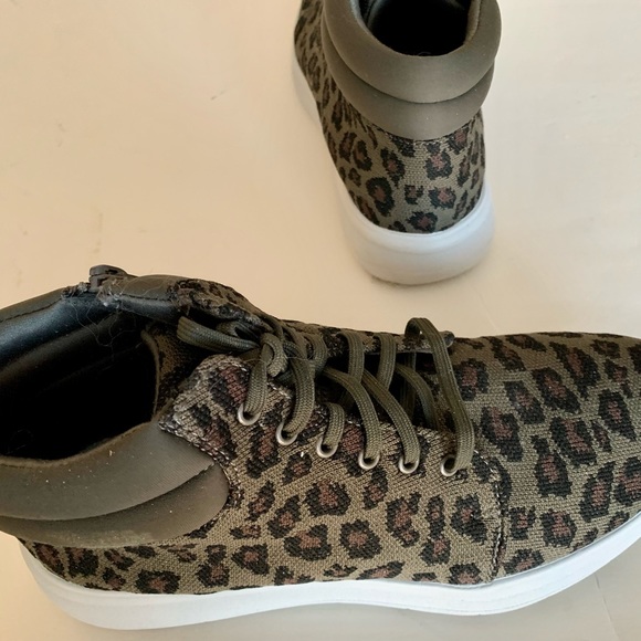 Clark’s Cloud Stepper Animal Print Tennis Shoe Hightop Size 9.5 - Picture 4 of 11